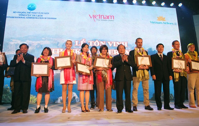Tôn vinh 45 hãng lữ hành quốc tế gửi khách đến Việt Nam năm 2011 