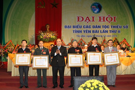 Phó Thủ tướng Nguyễn Xuân Phúc trao Huân chương Lao động hạng Ba cho các cá nhân có thành tích xuất sắc