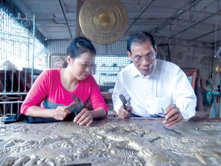 Nghệ nhân Nguyễn Văn Ngoan (áo trắng) truyền nghề cho lớp thợ kế cận