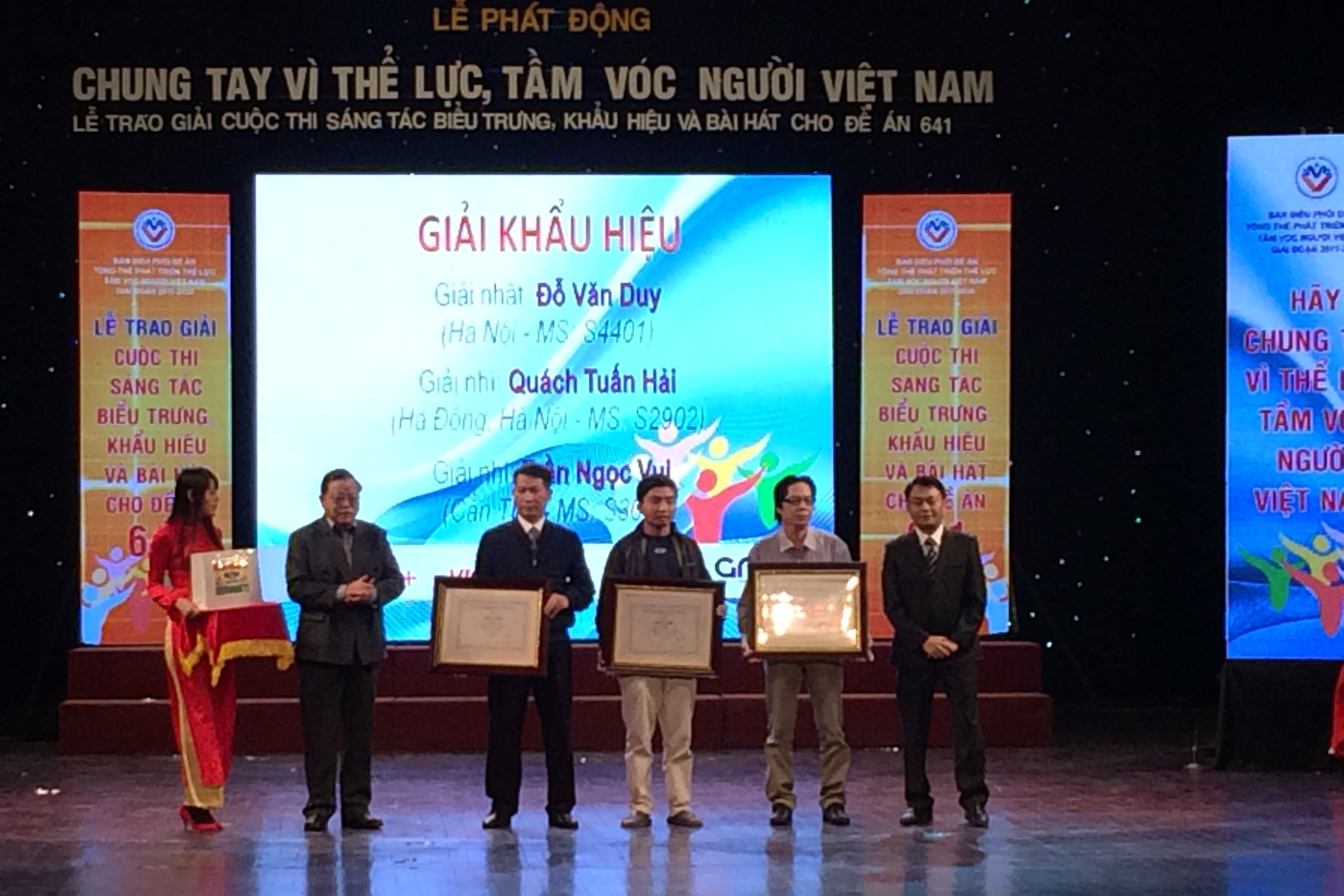 Ông Nguyễn Đức Tâm, Phó tổng giám đốc VietJetair và Ông Nguyễn Hữu Hạnh, giám đốc truyền thông của nhãn hàng Cansua 3+ trao giải Nhất và Nhì Slogan.