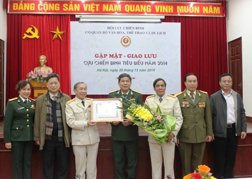 Đồng chí Lê Thành Tâm, Phó Chủ tịch Hội Cựu chiến binh Việt Nam trao Bằng khen cho Hội cựu binh cơ quan Bộ Văn hóa, Thể thao và Du lịch