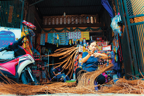 Người dân Phú Túc còn sử dụng nhiều nguyên liệu phụ khác như sợi cói, mây, tre giang, bèo tây, dây rừng…