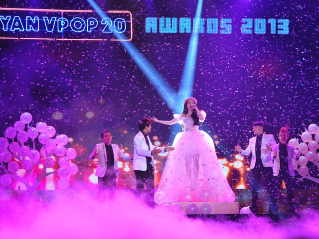 Công chúa bong bóng Bảo Thy lung linh trung đêm YAN Vpop 20 Awards 2013