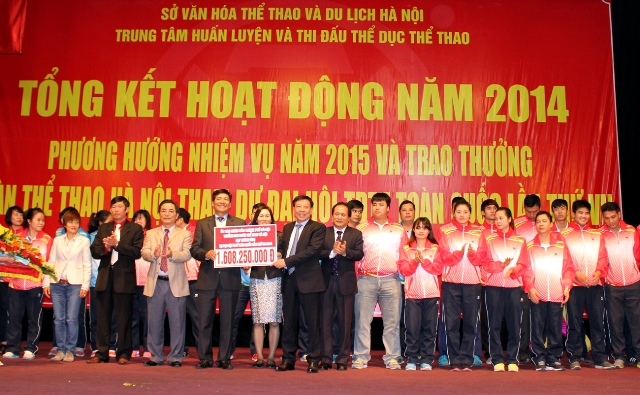 Giám đốc Sở VHTTDL Hà Nội Tô Văn Động đã trao hơn 1,6 tỷ đồng tiền thưởng cho tập thể HLV, VĐV Hà Nội đạt nhiều thành tích cao tại 