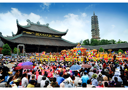 Lễ hội chùa Bái Đính thu hút đông đảo du khách tham gia      Ảnh: Ninh Mạnh Thắng