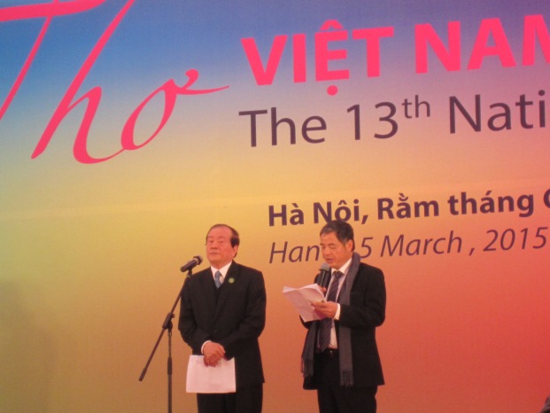 Nhà thơ Hữu Thỉnh (bên trái) - Chủ tịch Hội Nhà văn Việt Nam phát biểu tại lễ khai mạc