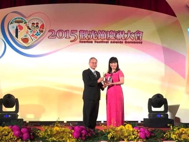 Bà Trần Thị Hải Quỳnh - Giám đốc khối điều hành công ty Du lịch Vietravel nhận giải thưởng 