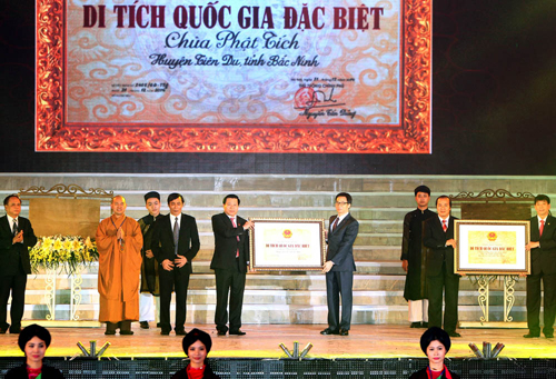 Phó Thủ tướng Vũ Đức Đam trao Bằng di tích quốc gia đặc biệt cho lãnh đạo tỉnh Bắc Ninh