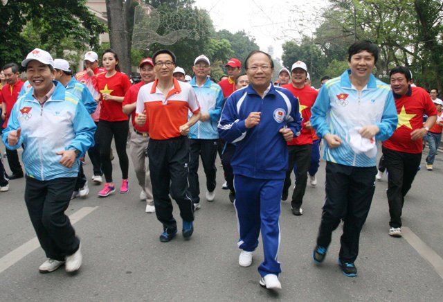 Ngày chạy Olympic tại Hà Nội còn có sự tham dự của Phó Thủ tướng Vũ Đức Đam, Bộ trưởng Bộ VHTTDL Hoàng Tuấn Anh...