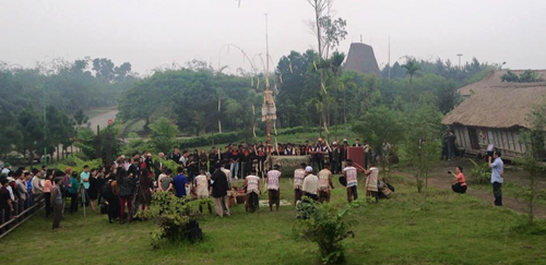 Lễ cúng Yang Koi của dân tộc Mạ thu hút đông đảo đồng bào và du khách tham dự
