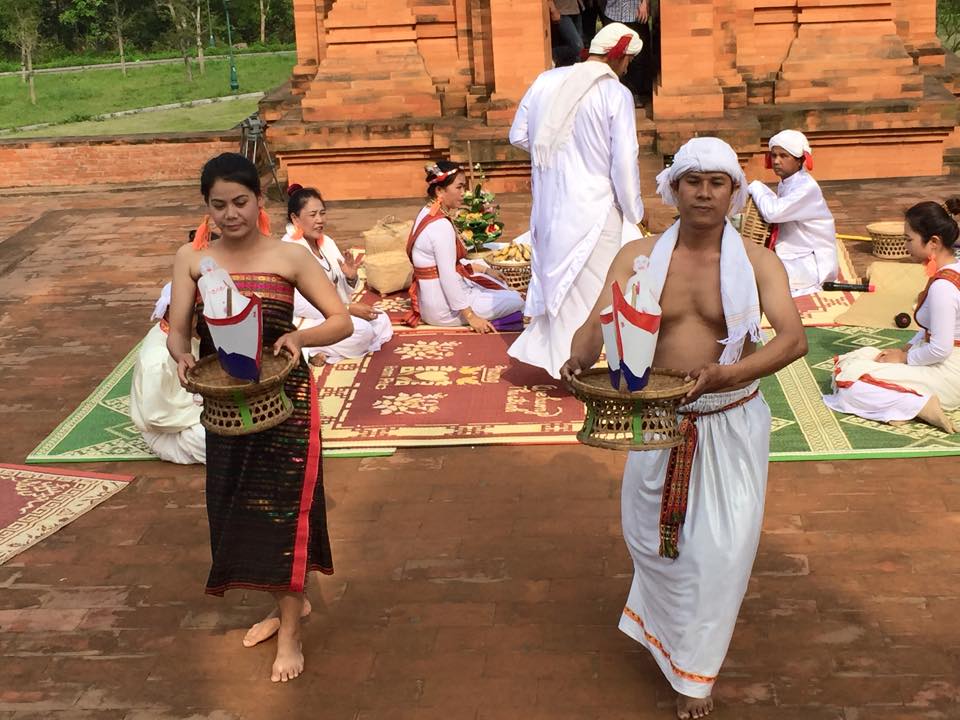 Lễ hội Rija Praung kết thúc với phần tiễn đưa thuyền về lại xứ sở theo đường biển với điệu múa âm dương của đôi nam nữ.