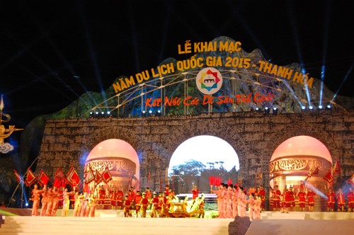 Nghi lễ thắp đuốc mở đầu chương trình khai mạc Năm Du lịch Quốc gia 2015 - Thanh Hóa. 