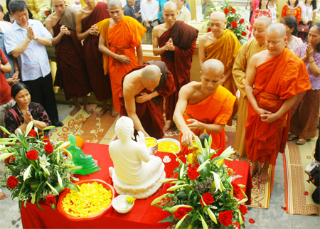 Nghi thức tắm Phật tại chùa Khmer