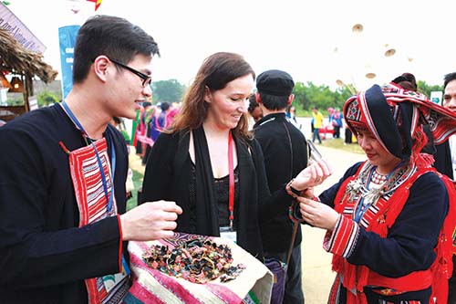 Các sự kiện văn hóa tại Làng Văn hóa - Du lịch các dân tộc Việt Nam đã góp phần tổ chức thành công các hoạt động trong khuôn khổ IPU-132, để lại ấn tượng sâu sắc đối với các đại biểu, khách quốc tế tham dự. Ảnh: Trương Văn Vị