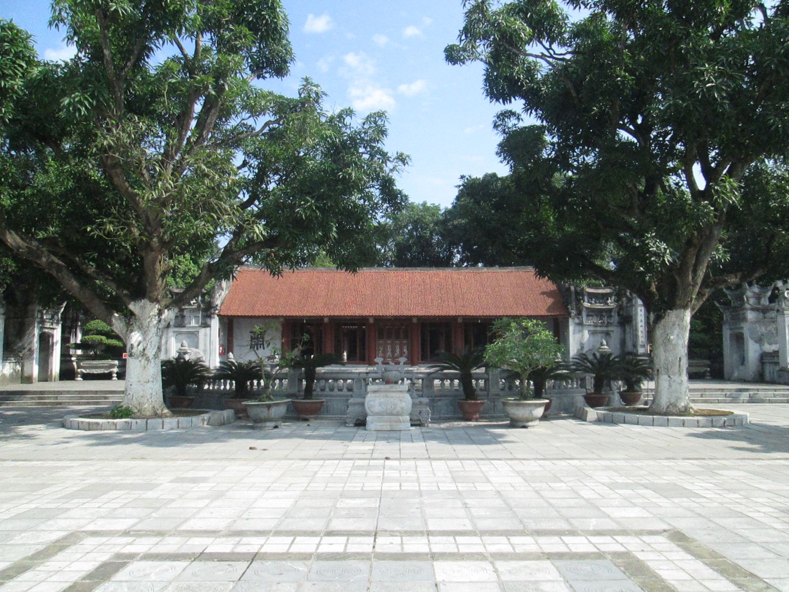 Tam toà chính điện nơi thờ Hai Bà Trưng