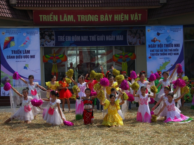 Tiết mục ca múa nhạc của các em học sinh trường tiểu học, THCS Yên Bài, Trường Hữu nghị T80