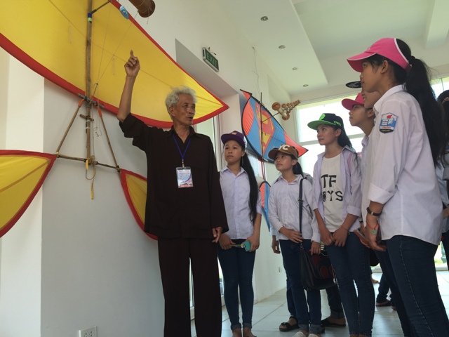 Nghệ nhân Nguyễn Thanh Quyền (Chủ nhiệm CLB Diều Thanh Oai) giới thiệu cho các em học sinh về cánh diều truyền thống của Việt Nam