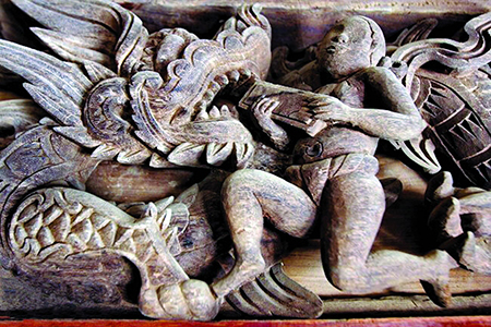 Tác phẩm chạm khắc gỗ trong đình Chu Quyến hết sức cầu kì, tinh xảo và độc đáo            