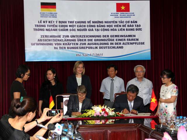 Thứ trưởng Bộ LĐ-TB&XH Nguyễn Thanh Hòa và bà Jutta Frasch - Đại sứ quán CHLB Đức tại Việt Nam tại lễ ký kết 