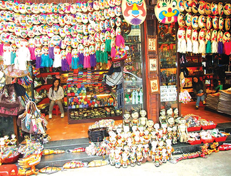 Một cửa hàng bán đồ lưu niệm trên phố cổ Hà Nội