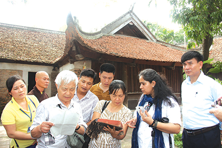 Du khách quốc tế thăm chùa Vĩnh Nghiêm. 5/2015. Ảnh: Hữu Phương
            