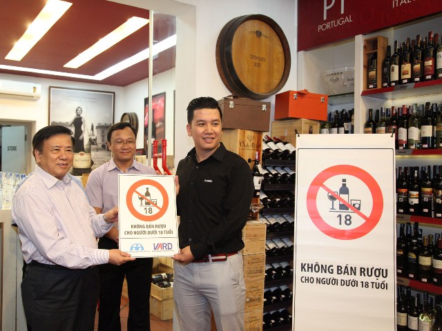 Tiến sỹ Nguyễn Văn Việt, Chủ tịch VARD trao logo chiến dịch cho một cửa hàng kinh doanh rượu bia