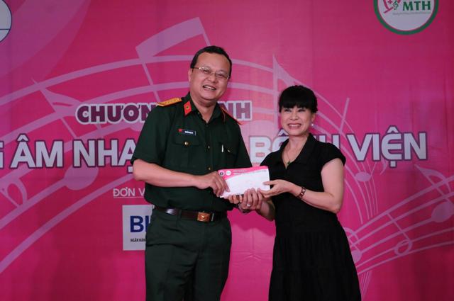 NSUT Hồng Liên thay mặt chương trình gửi tặng phần tiền từ hòm từ thiện cho đại diện bệnh viện Quân Y 354