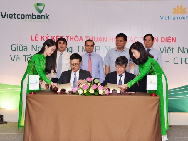 Lễ ký kết thỏa thuận hợp tác giữ Vietcombank và Vietnam Airlines có sự chứng kiến của Bộ trưởng Bộ Giao thông Vận tải Đinh La Thăng và Phó thống đốc NHNN Nguyễn Đồng Tiến