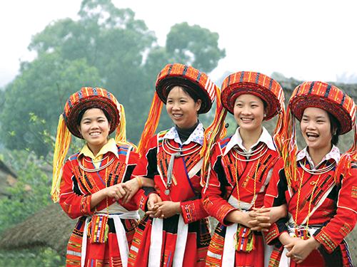 Các thiếu nữ dân tộc Pà Thẻn trong trang phục truyền thống.   Ảnh: Thanh Huyền
            