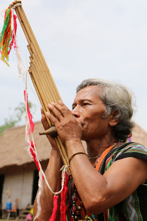 Già làng Bh’Riu Pố tuy đã 66 tuổi nhưng vẫn tham gia rất tích cực trong điệu múa tân tung ya yá