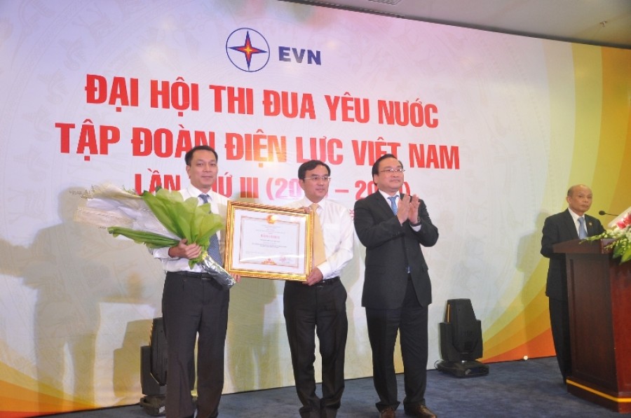 Phó Thủ tướng Hoàng Trung Hải trao bằng khen của Thủ tướng Chính phủ cho EVN.