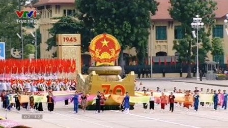 Quốc huy nước Cộng hòa Xã hội Chủ nghĩa Việt Nam dẫn đầu đoàn diễu binh, diễu hành