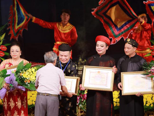 GS.TSKH Tô Ngọc Thanh trao bằng chứng nhận danh hiệu Nghệ nhân dân gian cho thanh đồng Hoàng Tiến Hưng (Hà Nội)