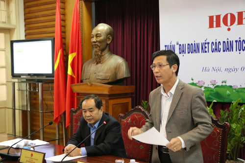 Ông Lâm Văn Khang (đứng) phát biểu tại buổi Họp báo