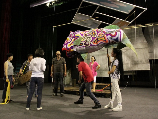 Đạo diễn Dominik Gunther cùng các diễn viên tập trên sân khấu Nhà hát Tuổi trẻ