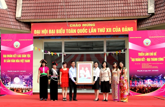 Ủy ban Trung ương Mặt trận Tổ quốc Việt Nam trao quà tặng cho Ban quản lý Làng Văn hóa – Du lịch các dân tộc Việt Nam