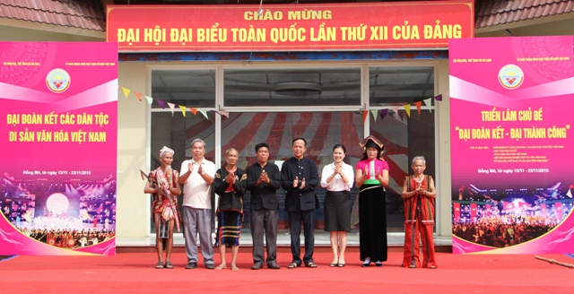 Trao tặng huy hiệu của Trung ương Mặt trận Tổ quốc Việt Nam cho các nghệ nhân, già làng dân tộc tiêu biểu