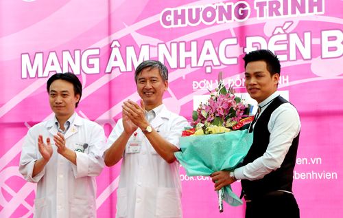 GS.TS Đỗ Doãn Lợi - Viện trưởng Viện Tim Mạch Việt Nam tặng hoa cho các nghệ sĩ tham gia chương trình