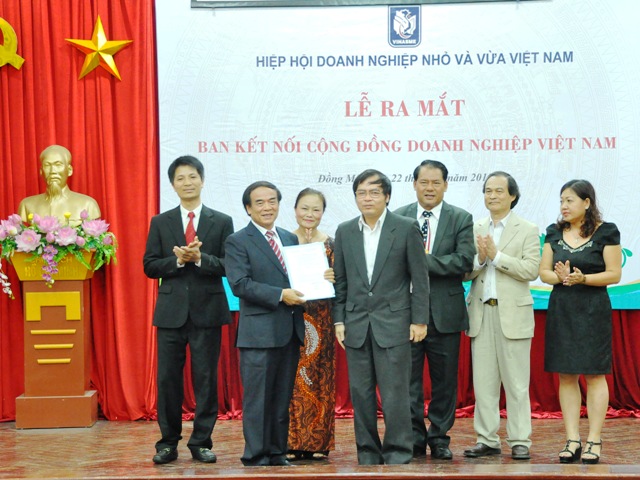 Trưởng ban kết nối cộng đồng Doanh nghiệp Việt Nam - Đại sứ Quang Xuân trao quyết định thành lập Ban kết nối cộng đồng Doanh nghiệp Việt Nam