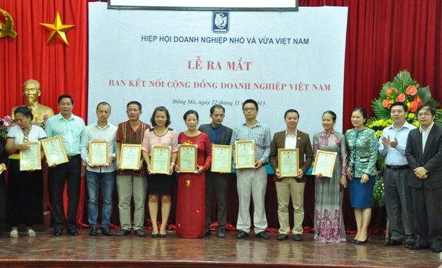 Hiệp hội Doanh nghiệp nhỏ và vừa Việt Nam trao giấy chứng nhận cho các doanh nghiệp đã tham gia Hội chợ giới thiệu sản phẩm làng nghề truyền thống và hàng Việt Nam.