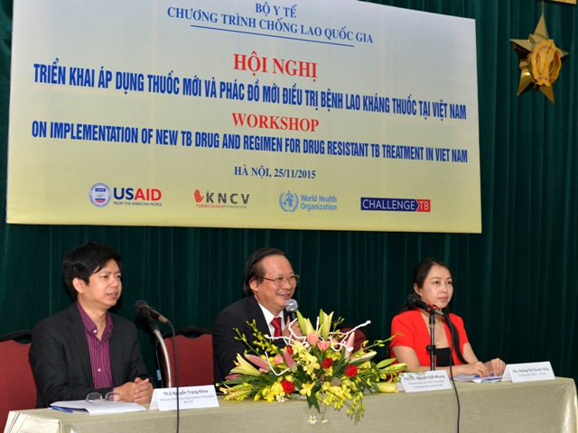 Ông Nguyễn Viết Nhung - Giám đốc Bệnh viện Lao phổi Trung ương (giữa) - phát biểu tại Hội nghị