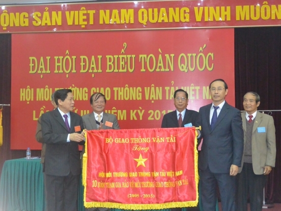 Thứ trưởng Bộ GTVT Lê Đình Thọ tặng Hội Môi trường GTVT VN bức trướng của Bộ GTVT: 