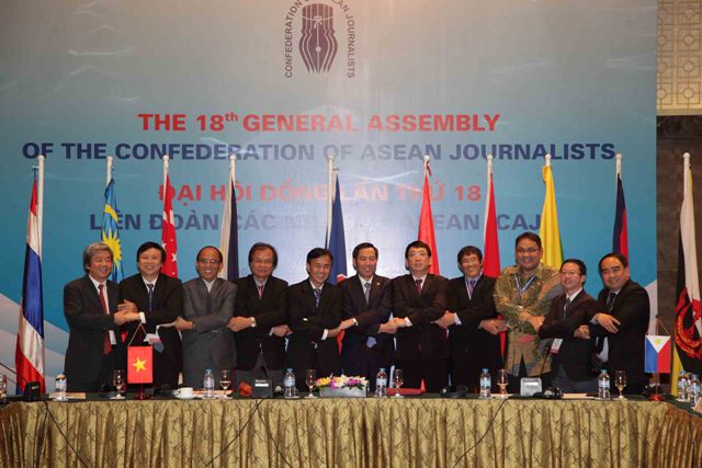 Đại diện các đoàn và chủ nhà Việt Nam chụp ảnh thể hiện sự đoàn kết, thống nhát trong ASEAN