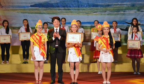 Bí thư Huyện ủy Nghi Xuân Trần Báu Hà trao giải Nhất cho Trường THCS Nguyễn Trãi