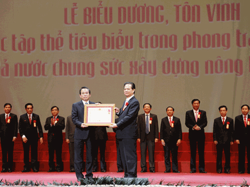 Thủ tướng Nguyễn Tấn Dũng trao Huân chương Lao động hạng Nhất cho nhân dân và cán bộ thành phố Hà Nội
