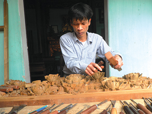 Ông Nguyễn Quang Thoại - Chủ tịch hội làng nghề mộc Thượng Mạo bên sản phẩm mộc