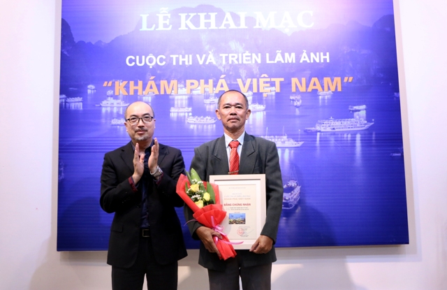 Cục trưởng Cục Mỹ thuật, Nhiếp ảnh và Triển lãm Vi Kiến Thành trao giải Nhất cho ông Phạm Văn Thành
