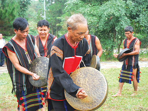 Đội chiêng vừa đi vòng quanh cây nêu vừa đánh bài chiêng mời gọi Giàng và các thần linh về dự và chứng kiến lễ cúng mưa đầu mùa            Ảnh: Văn Phú
            