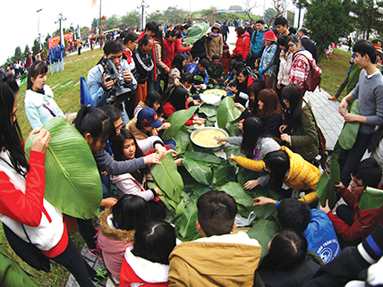 Chương trình “Gói bánh chưng xanh cùng người nghèo ăn Tết” 2015 thu hút sự tham gia của đông đảo thanh niên và du khách