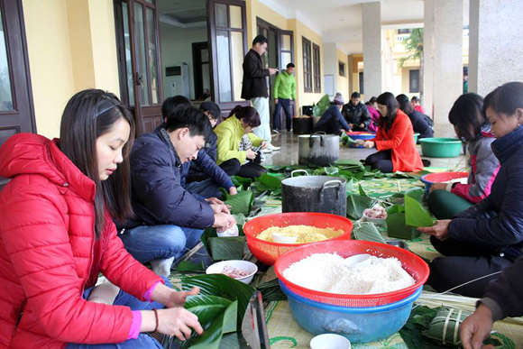 Đoàn viên thanh niên BQL Làng Văn hoá - Du lịch các dân tộc Việt Nam tham gia gói bánh chưng